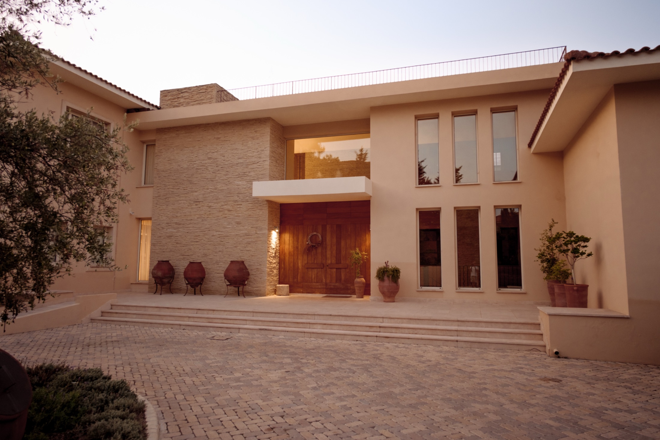 Epavli Papadopoulou, pool and mansion